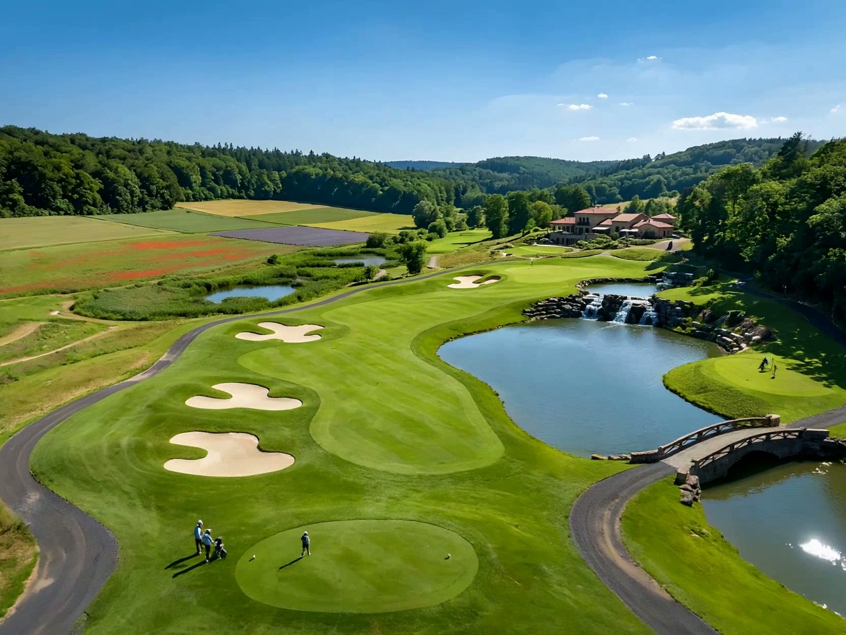 Golfplatz aus der Vogelperspektive mit See, Brücke und Clubhaus